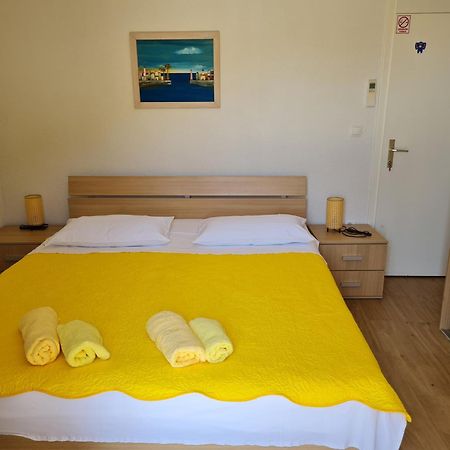 Rooms Andelka Bol Bilik gambar